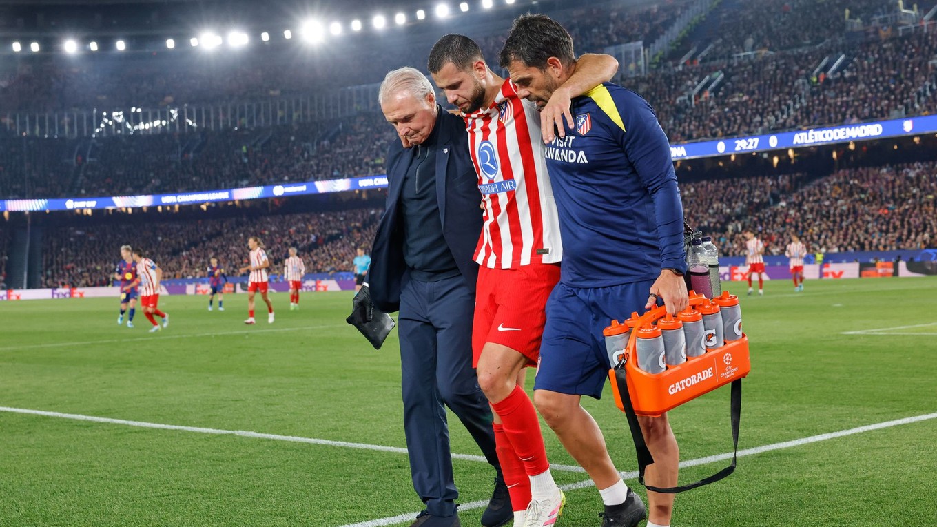 Zranený Dávid Hancko opúšťa ihrisko
