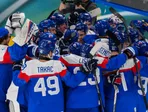 Slovenskí hokejisti sa tešia z výhry 6:2 po štvrťfinálovom dueli Slovensko - Nemecko na zimných olympijských hrách 2026.