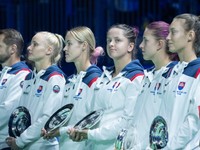 Slovenské tenistky sprava Tereza Mihalíková, Renáta Jamrichová, Viktória Hrunčáková, Anna Karolína Schmiedlová, Rebecca Šramková a kapitán slovenského tímu Matej Lipták.