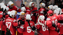 Hokejisti Švajčiarska oslavujú postup do finále na MS v hokeji 2024. 