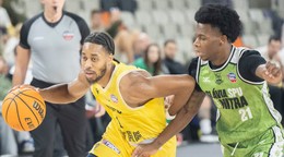 Isaiah Cousins (Inter) a vpravo Nigel Deandre Allyn Scantlebury (Slávia) v zápase 3. kola Tipos SBL.