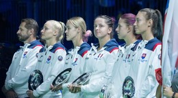 Slovenské tenistky sprava Tereza Mihalíková, Renáta Jamrichová, Viktória Hrunčáková, Anna Karolína Schmiedlová, Rebecca Šramková a kapitán slovenského tímu Matej Lipták.