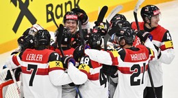 Hokejisti Rakúska oslavujú víťazstvo v zápase Slovinsko - Rakúsko na MS v hokeji 2025. 