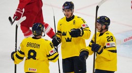 Hokejisti Švédska oslavujú gól v zápase o bronz Švédsko - Dánsko na MS v hokeji 2025. 