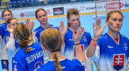 Slovenské hokejbalistky sa tešia z výhry nad USA 3:1 na MS v hokejbale U20.