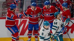 Juraj Slafkovský (vľavo) oslavuje gól so spoluhráčmi