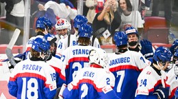 Radosť hráčov Slovenska po postupe do semifinále majstrovstiev sveta hráčov do 18 rokov.