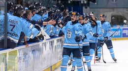 Radosť hráčov Slovana po góle v druhom zápase finále proti HK Nitra.