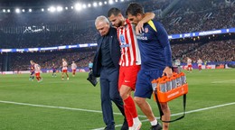 Zranený Dávid Hancko opúšťa ihrisko
