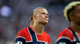 Smutný Erling Haaland po prehre Nórska s Anglickom vo štvrťfinále MS 2026.