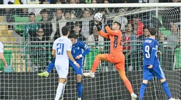 Na snímke brankár Dominik Greif (Slovensko) chytá loptu počas zápasu C-divízie Ligy národov Moldavsko - Slovensko.
