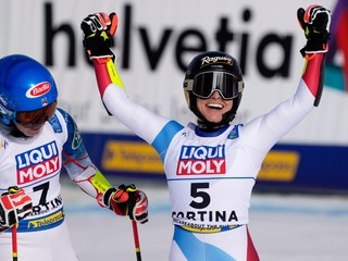 Lara Gutová-Behramiová (vpravo) a Mikaela Shiffrinová po obrovskom slalome na MS.
