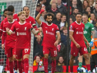 Mohamed Salah (v strede) sa so spoluhráčmi teší po strelenom góle v zápase Liverpool FC - Everton FC.