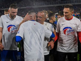 Postupová radosť hráčov a trénera Slovenska