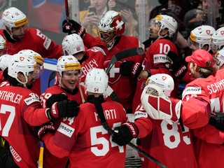 Hokejisti Švajčiarska oslavujú postup do finále na MS v hokeji 2024. 