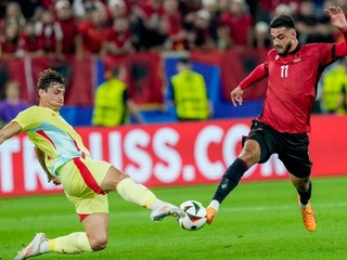 Útočník Armando Broja (vpravo) v zápase Španielsko - Albánsko na EURO 2024.