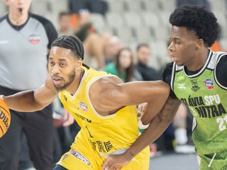 Isaiah Cousins (Inter) a vpravo Nigel Deandre Allyn Scantlebury (Slávia) v zápase 3. kola Tipos SBL.