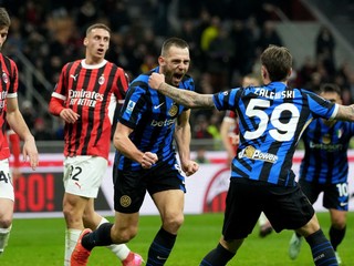 Stefan de Vrij (v strede) sa teší po strelenom góle v zápase AC Miláno - Inter Miláno.