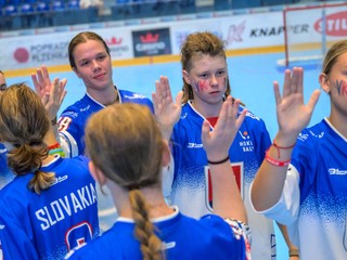 Slovenské hokejbalistky sa tešia z výhry nad USA 3:1 na MS v hokejbale U20.