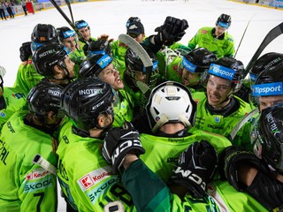Hráči Žiliny sa radujú z víťazstva po zápase 3. kola hokejovej Tipsport ligy medzi Vlci Žilina - HC Prešov.