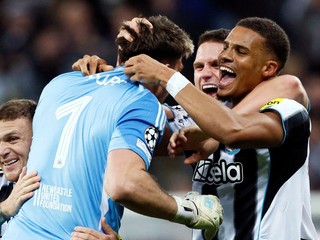 Nick Pope oslavuje gól so spoluhráčmi