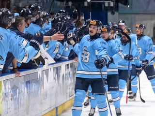 Radosť hráčov Slovana po góle v druhom zápase finále proti HK Nitra.