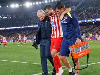 Zranený Dávid Hancko opúšťa ihrisko
