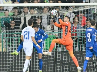 Na snímke brankár Dominik Greif (Slovensko) chytá loptu počas zápasu C-divízie Ligy národov Moldavsko - Slovensko.