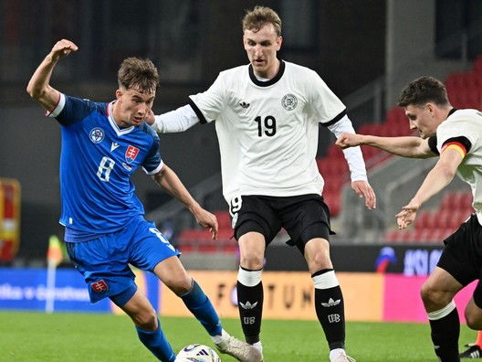 Zľava Martin Šviderský, Nelson Weiper a Eric Martel v zápase Slovensko U21 - Nemecko U21 na Štadióne Antona Malatinského v Trnave v rámci prípravy na EURO U21 2025.