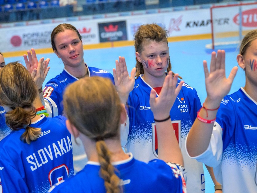 Slovenské hokejbalistky sa tešia z výhry nad USA 3:1 na MS v hokejbale U20.