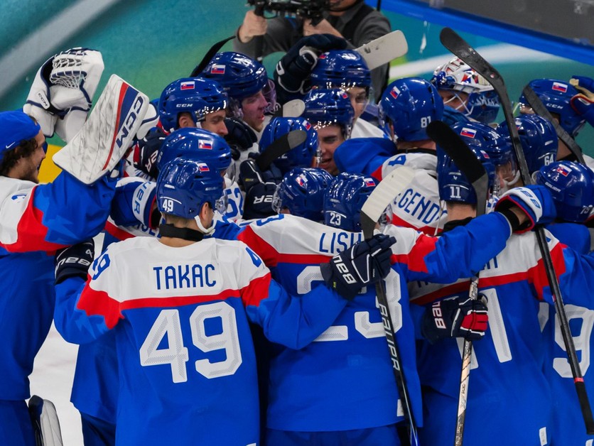 Slovenskí hokejisti sa tešia z výhry 6:2 po štvrťfinálovom dueli Slovensko - Nemecko na zimných olympijských hrách 2026.