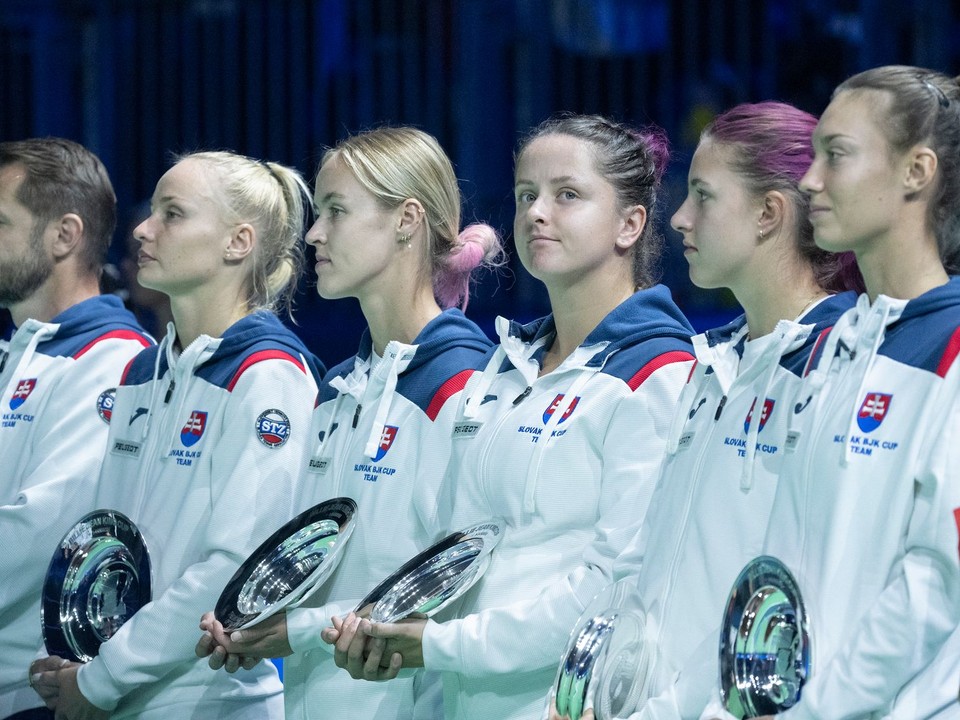 Slovenské tenistky s trofejami po finálovom dueli Slovensko - Taliansko.