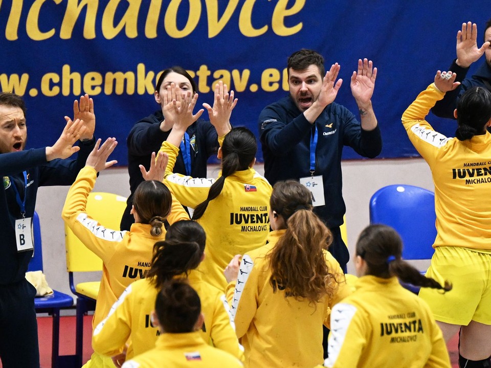 Tréner Michaloviec Peter Kostka v prvom zápase štvrťfinále Európskeho pohára EHF v hádzanej žien MŠK Iuventa Michalovce - MKS Urbis Gniezno.