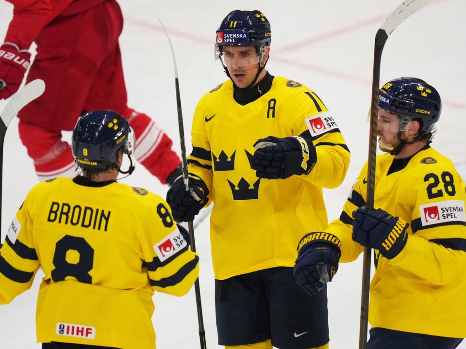 Hokejisti Švédska oslavujú gól v zápase o bronz Švédsko - Dánsko na MS v hokeji 2025.