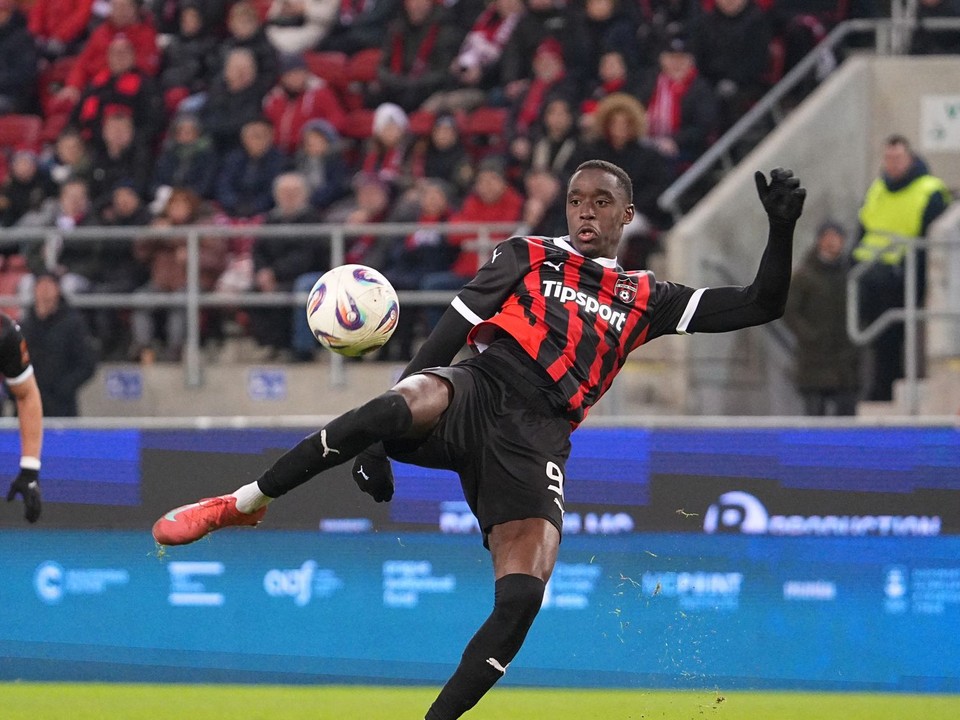 Hráč Spartaku Trnava Idjessi Yethro Metsoko (93) počas osemfinálového zápasu Slovnaft Cupu medzi Spartakom Trnava a Slovanom Bratislava.