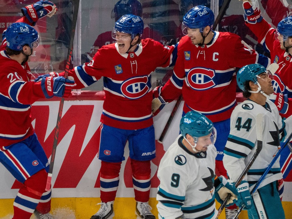 Juraj Slafkovský (vľavo) oslavuje gól so spoluhráčmi