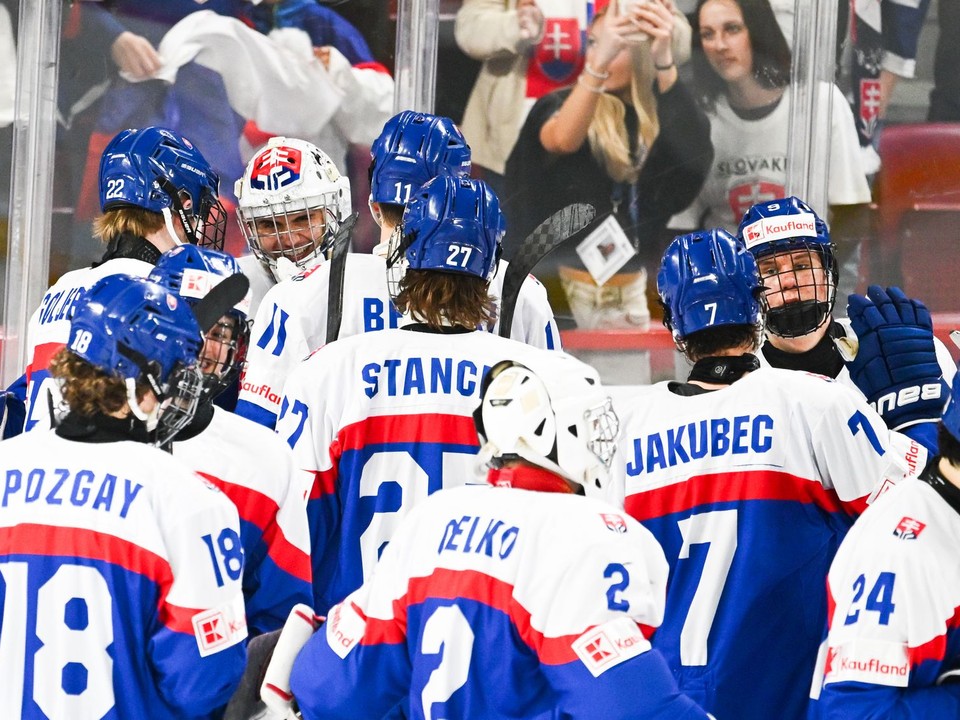 Radosť hráčov Slovenska po postupe do semifinále majstrovstiev sveta hráčov do 18 rokov.