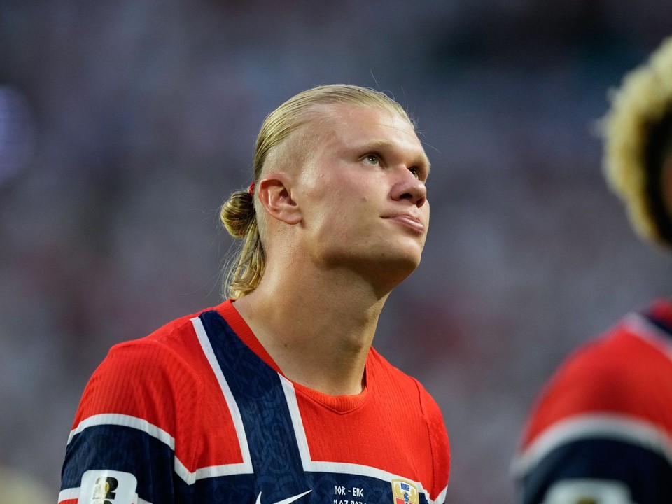 Smutný Erling Haaland po prehre Nórska s Anglickom vo štvrťfinále MS 2026.