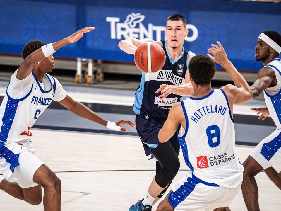 Momentka zo zápasu Slovensko - Francúzsko na ME v basketbale do 18 rokov 2026. 