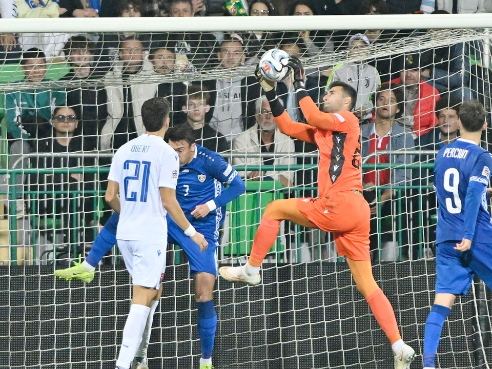 Na snímke brankár Dominik Greif (Slovensko) chytá loptu počas zápasu C-divízie Ligy národov Moldavsko - Slovensko.