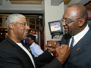 Julius Erving a Bob Lanier (vpravo).