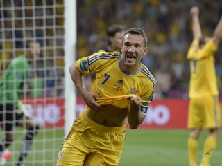 Andrij Ševčenko sa teší z gólu do siete Švédska na EURO 2012. 