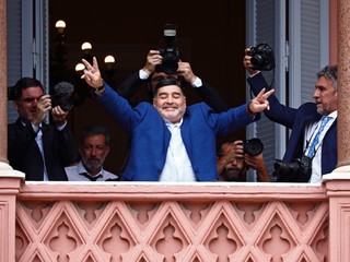 Diego Maradona zomrel v novembri 2020.