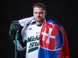 Miroslav Mucha v drese Michiganu pózuje so slovenskou zástavou.