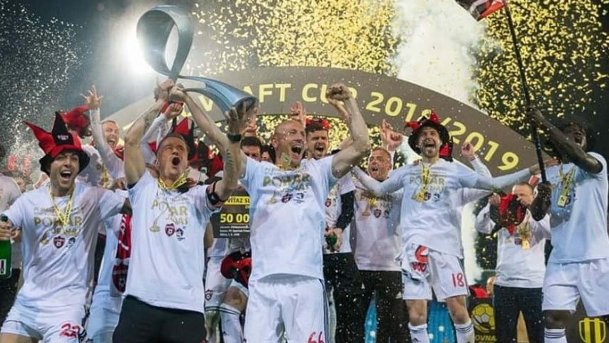 Marek Janečka a Erik Grendel s trofejou Slovnaft Cup po finále v roku 2019.
