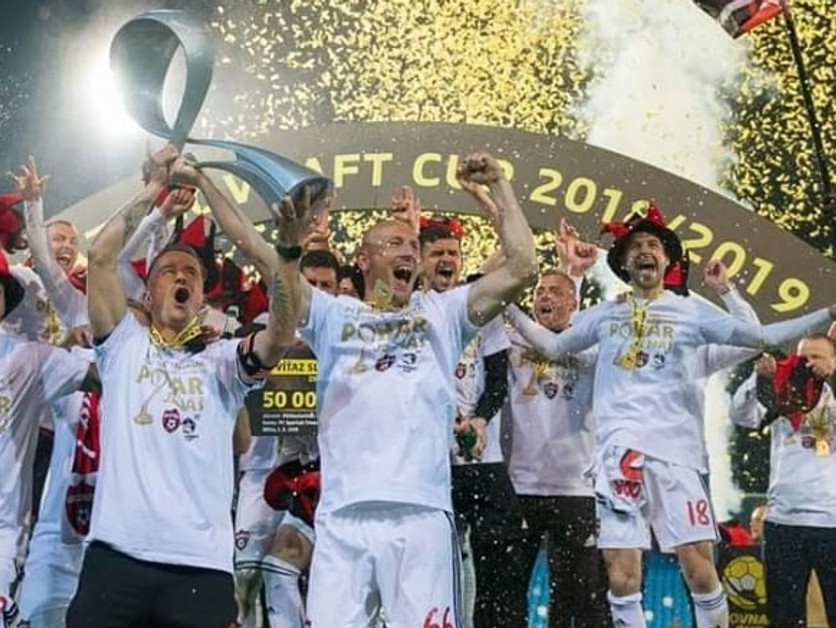 Marek Janečka a Erik Grendel s trofejou Slovnaft Cup po finále v roku 2019.