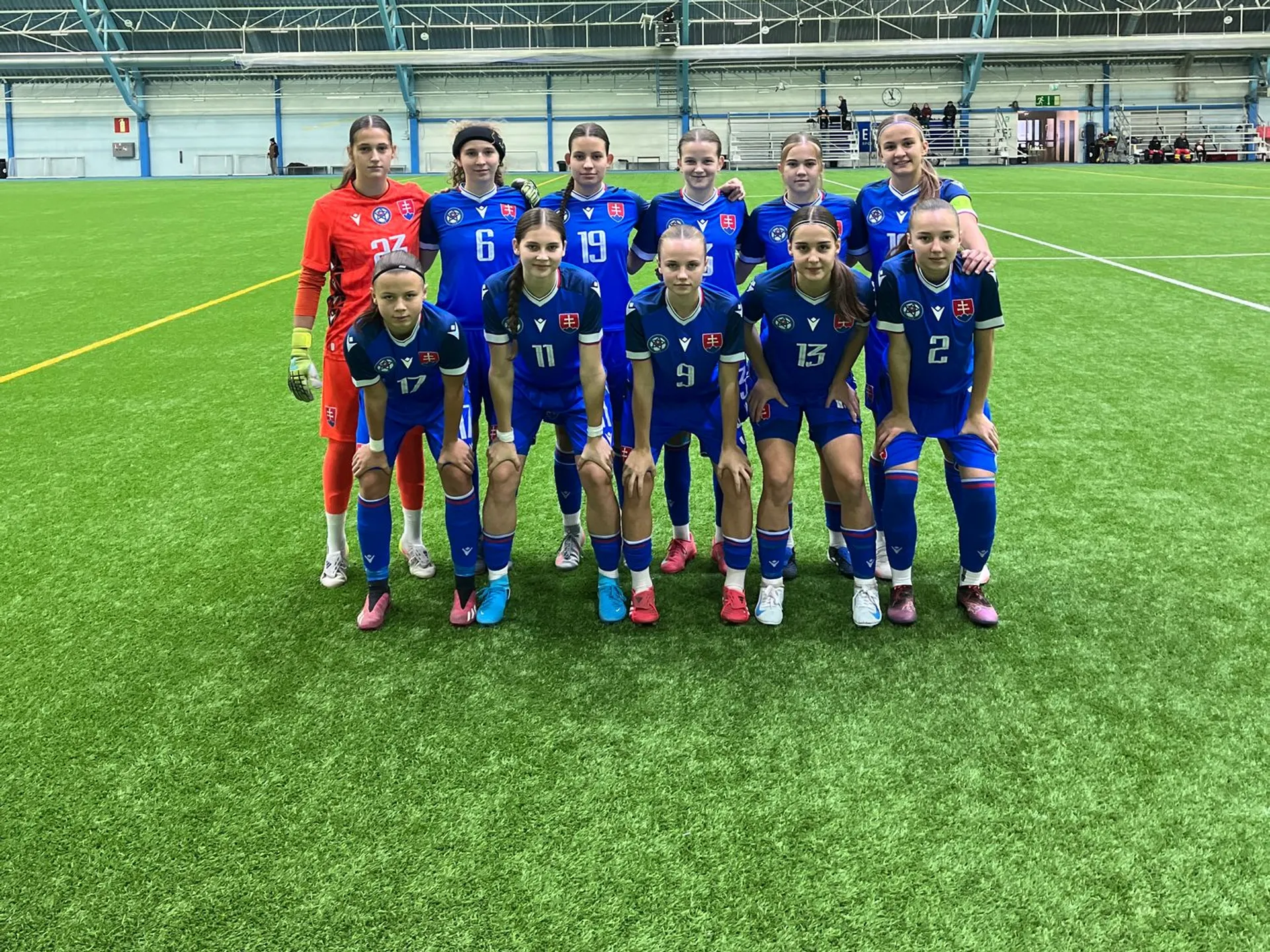 Základná zostava tímu WU15 pred zápasom Ukrajina – Slovensko 0:2.