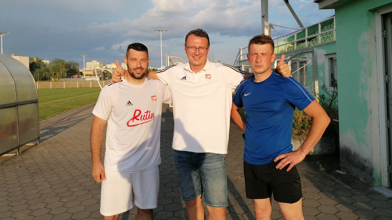 Peter Vasilko (zľava) a Pavel Mičuda  (sprava) s trénerom Rimavskosoboťanom Tomášom Boháčikom.