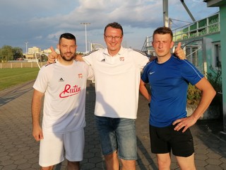 Peter Vasilko (zľava) a Pavel Mičuda  (sprava) s trénerom Rimavskosoboťanom Tomášom Boháčikom.