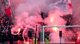 Fanúšikovia počas holandského derby Ajax Amsterdam - Feyenoord Rotterdam.